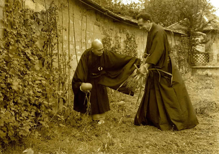 Eizan Roshi et Jacques Breton dans le jardin à Assise